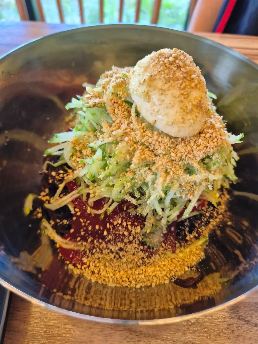 양이 푸짐한 비빔냉면 곱빼기