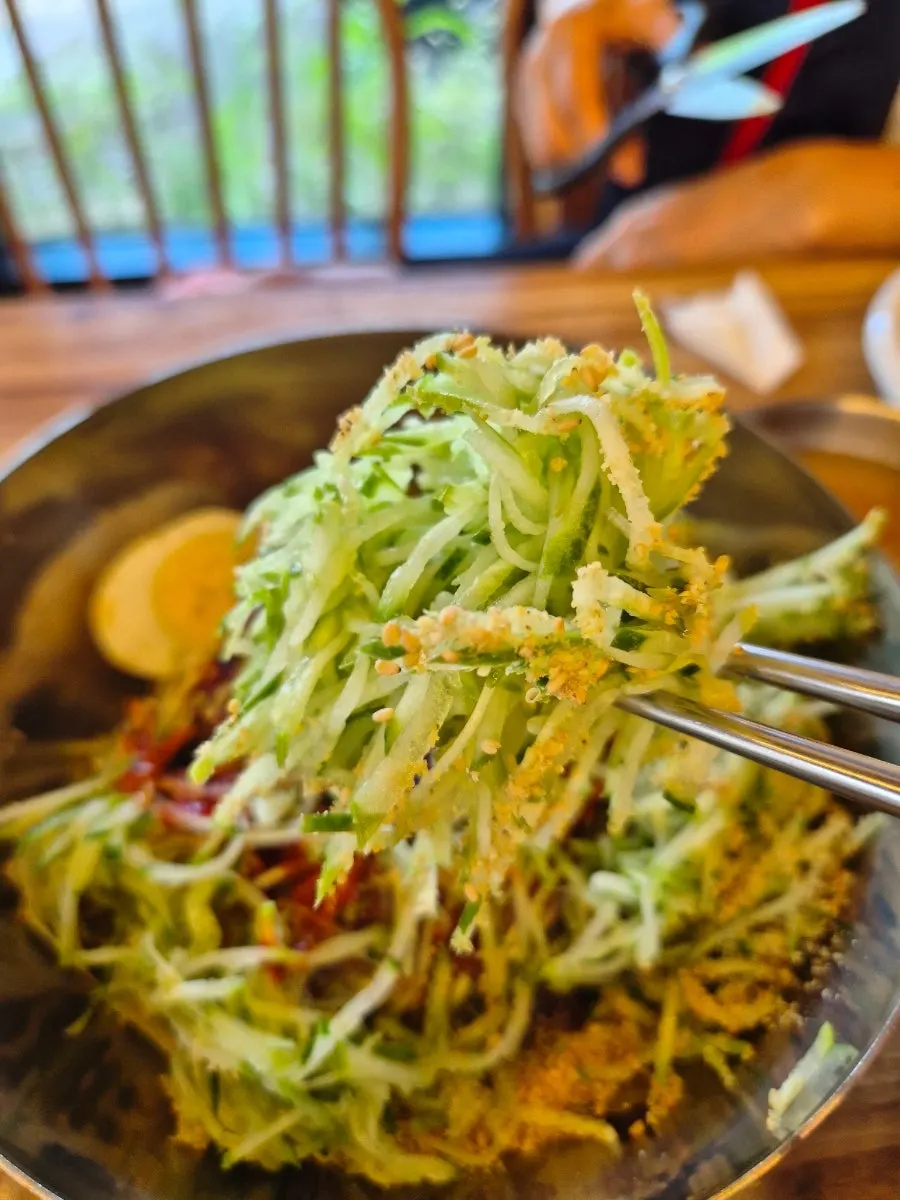 양념을 비벼놓은 비빔냉면