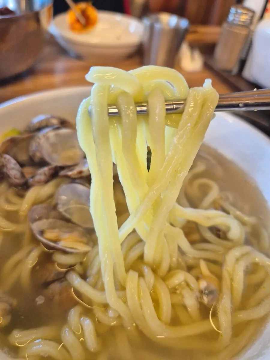칼국수 국물 속 탱글한 생바지락