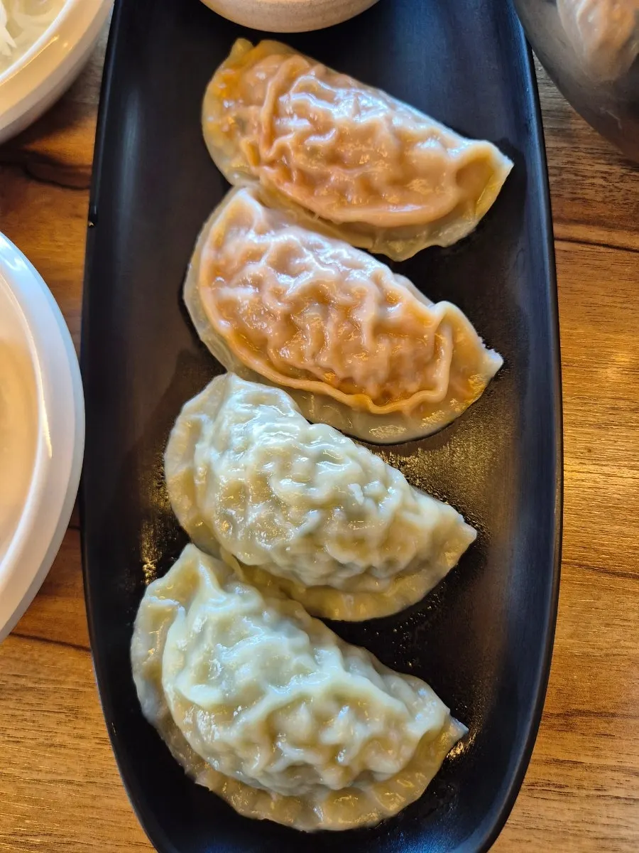 속이 꽉 찬 고기·김치 왕만두 4알