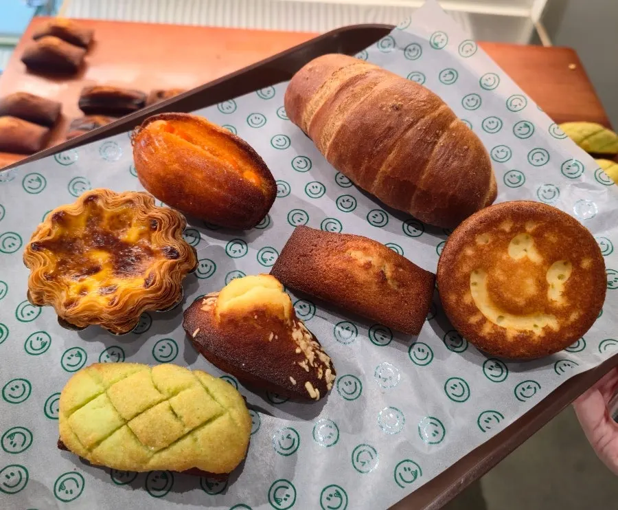 Fluffy Bake Shop bakery display
