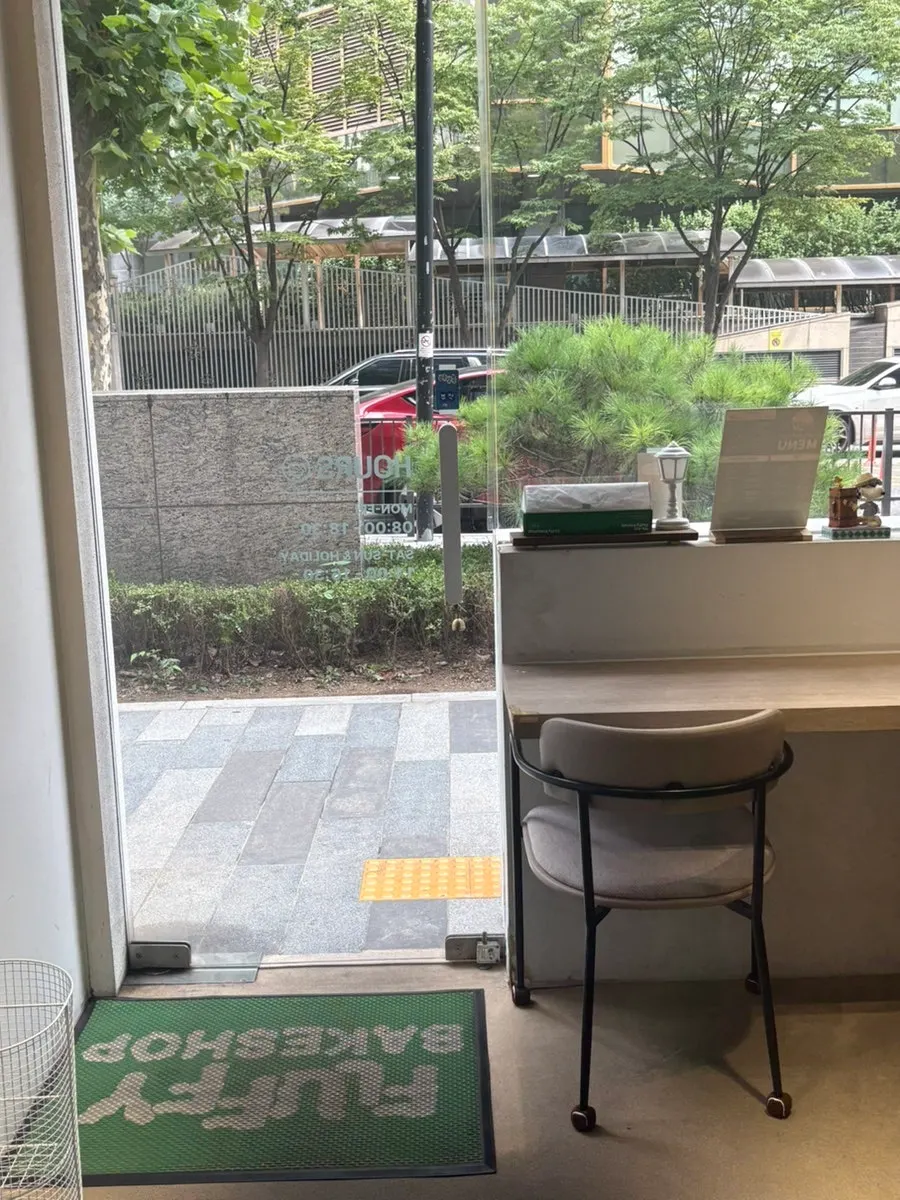 아늑한 우드톤 매장 내부