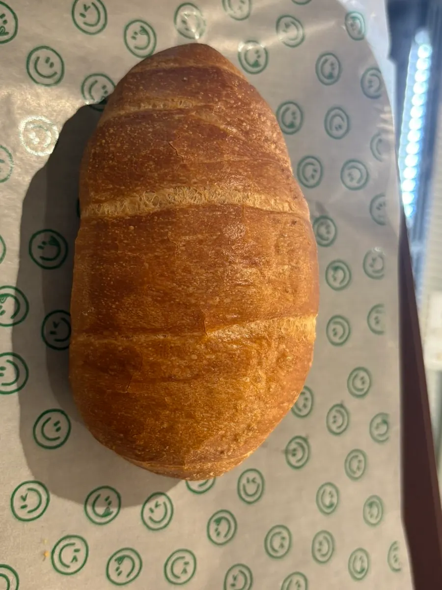 바삭하게 구운 소금빵