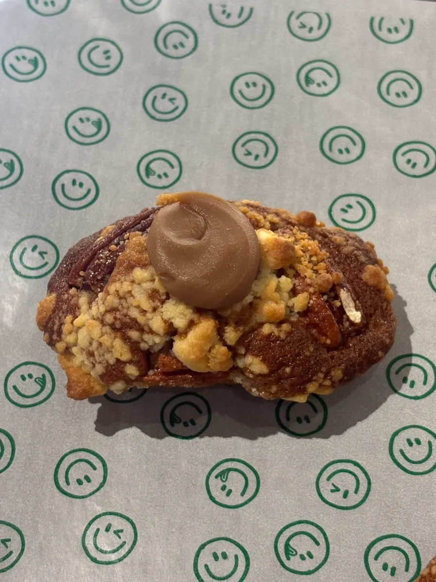펄 소금이 올려진 소금빵