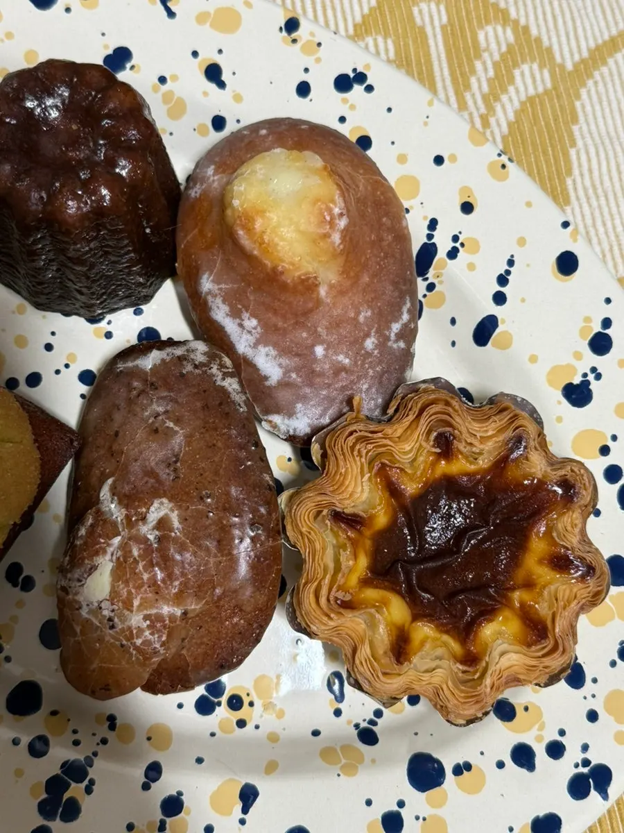 접시에 놓인 마들렌과 휘낭시에