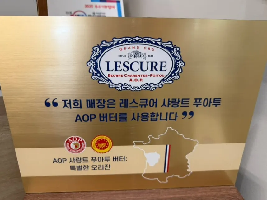 매장에서 갓 구운 구움과자 진열대