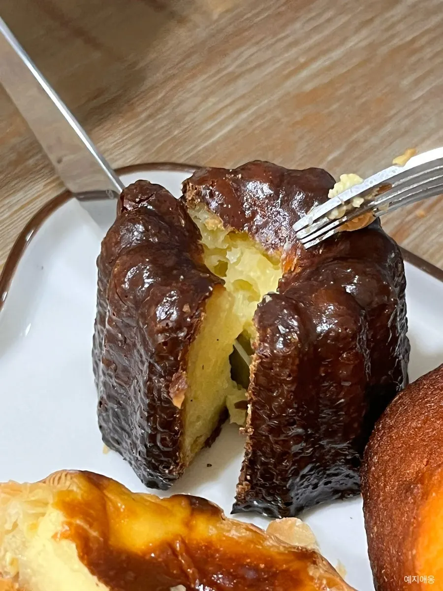 칼로 반 자른 까눌레 단면