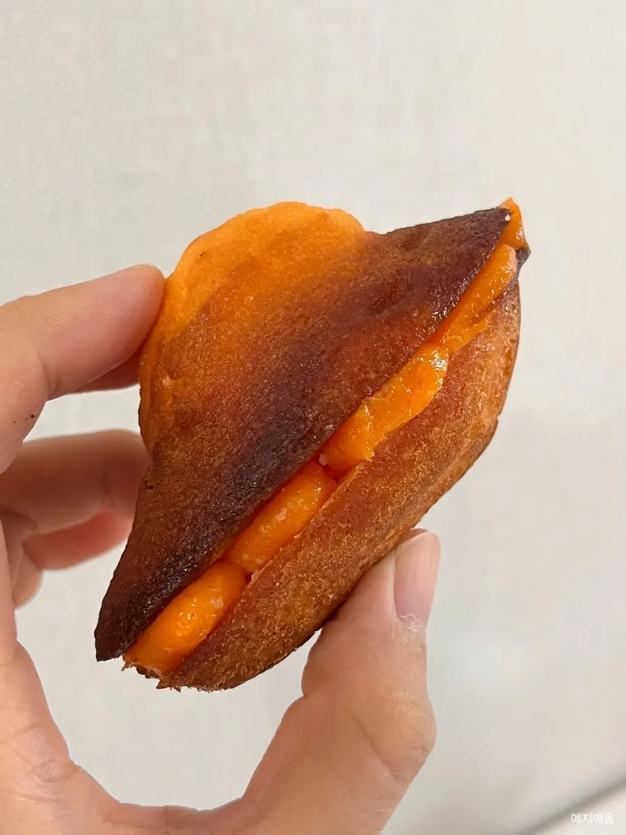 주황빛 크림이 가득한 황치즈 마들렌