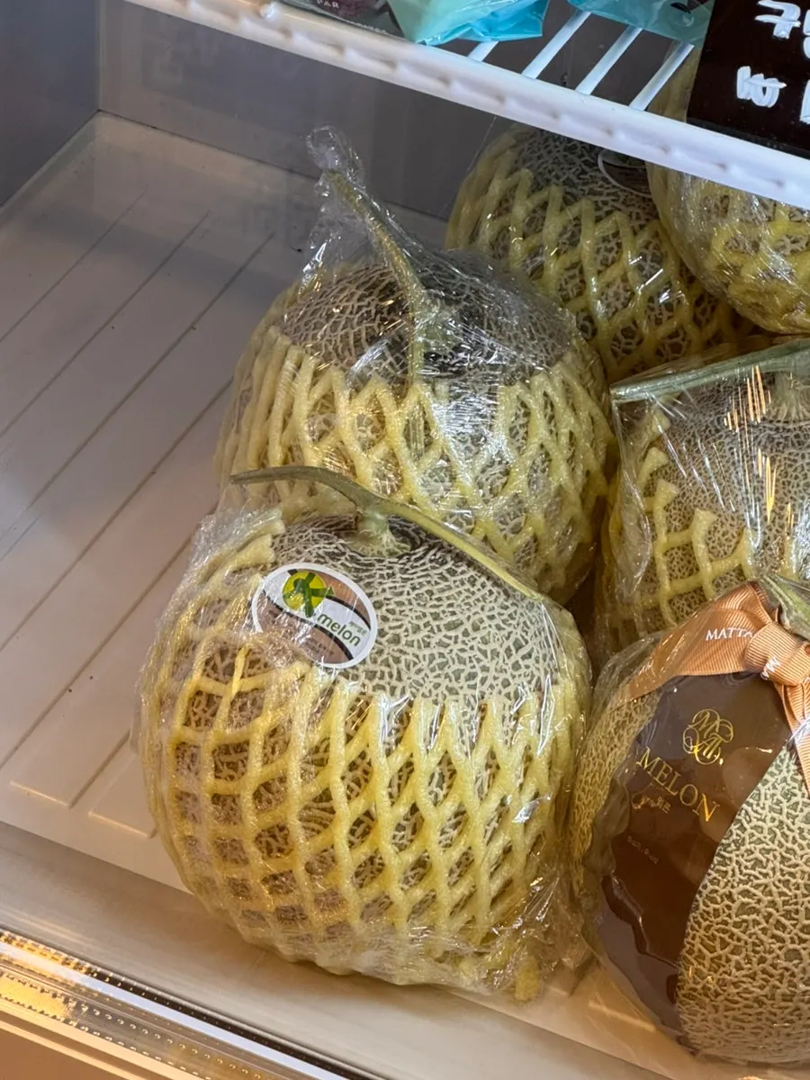 Fruit gift with a calm, elegant feel