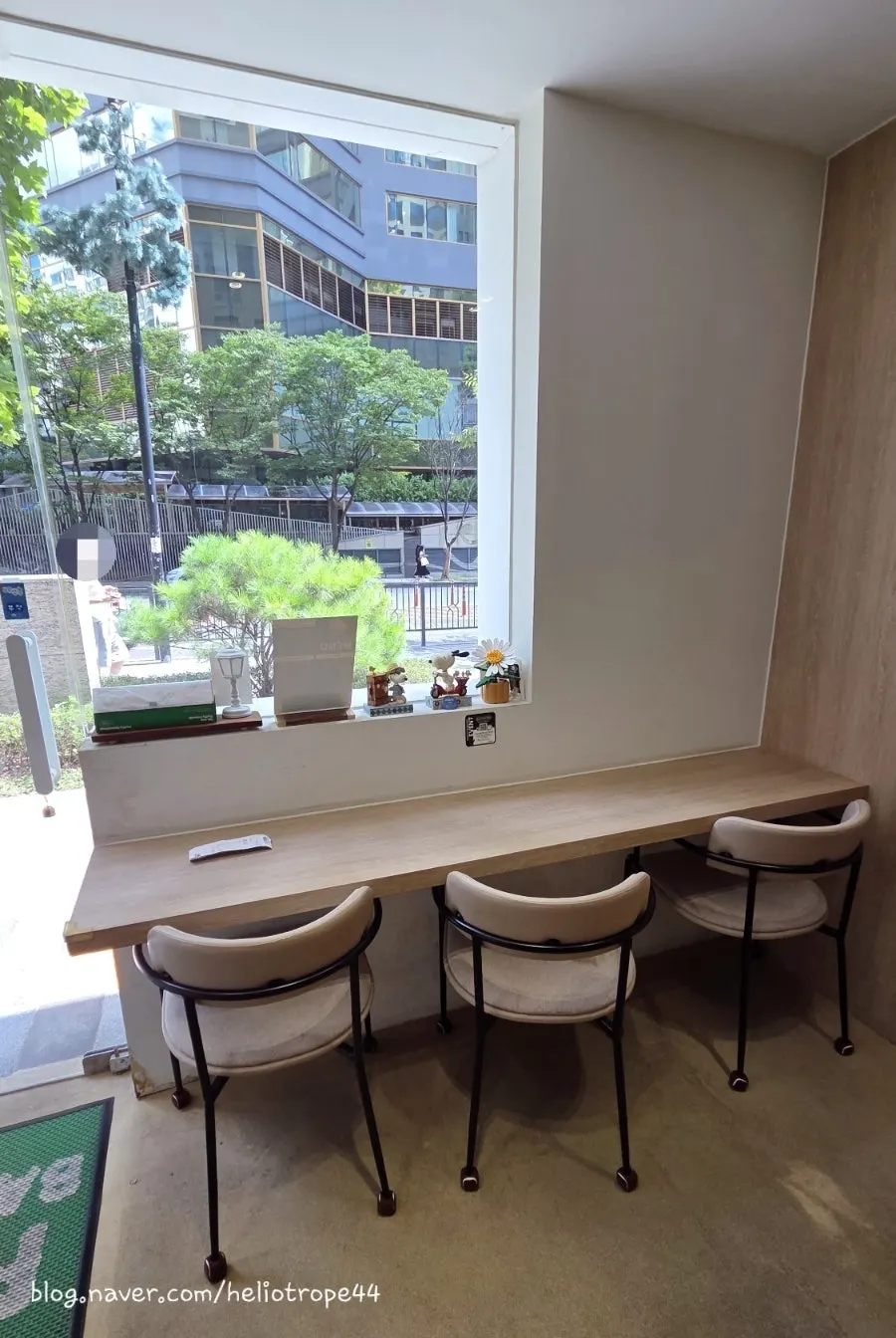 Fluffy Bake Shop indoor seating area