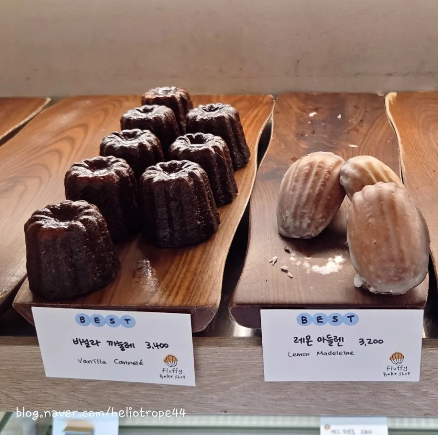 Display case with remaining egg tarts