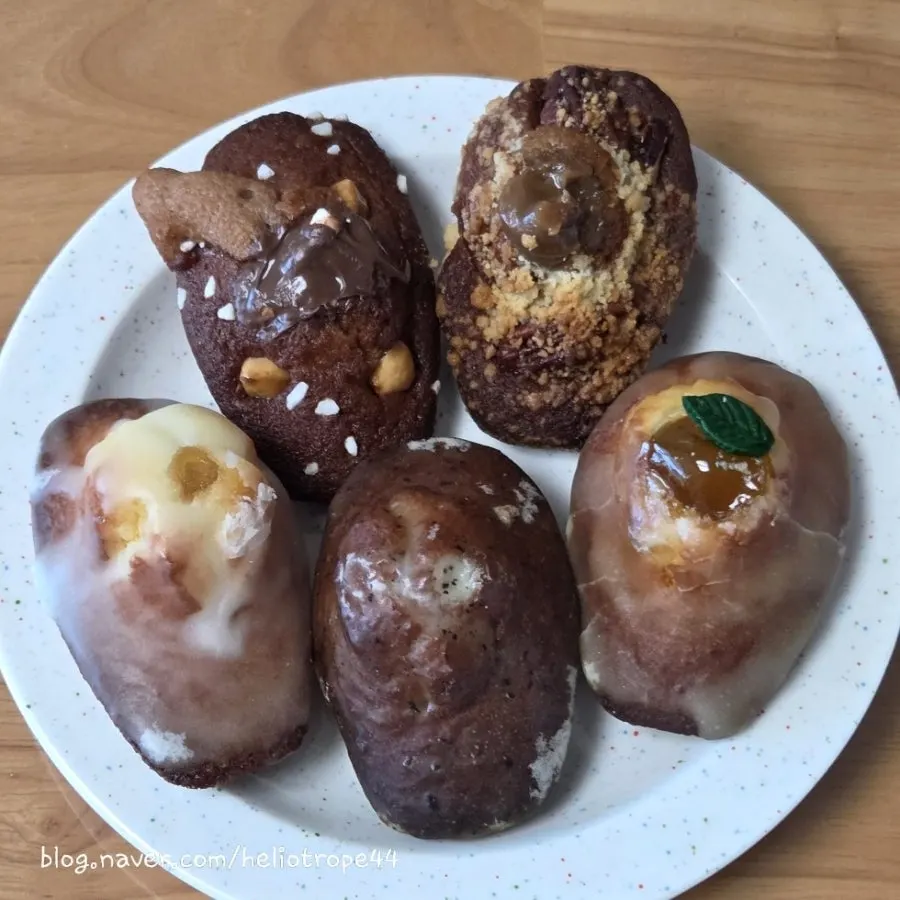 Five madeleines laid out