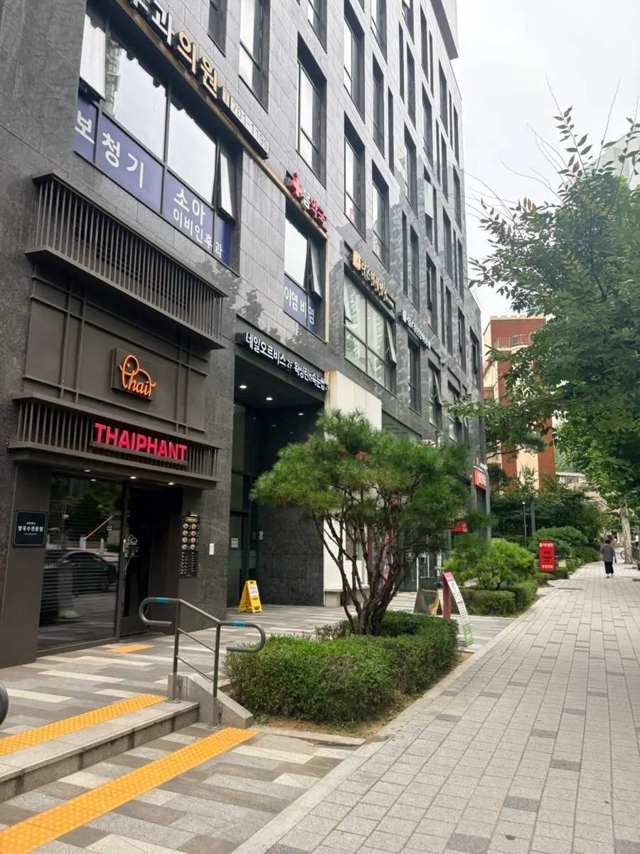 Exterior of Fluffy Bake Shop in the alley near Gyeongui Line Forest Park