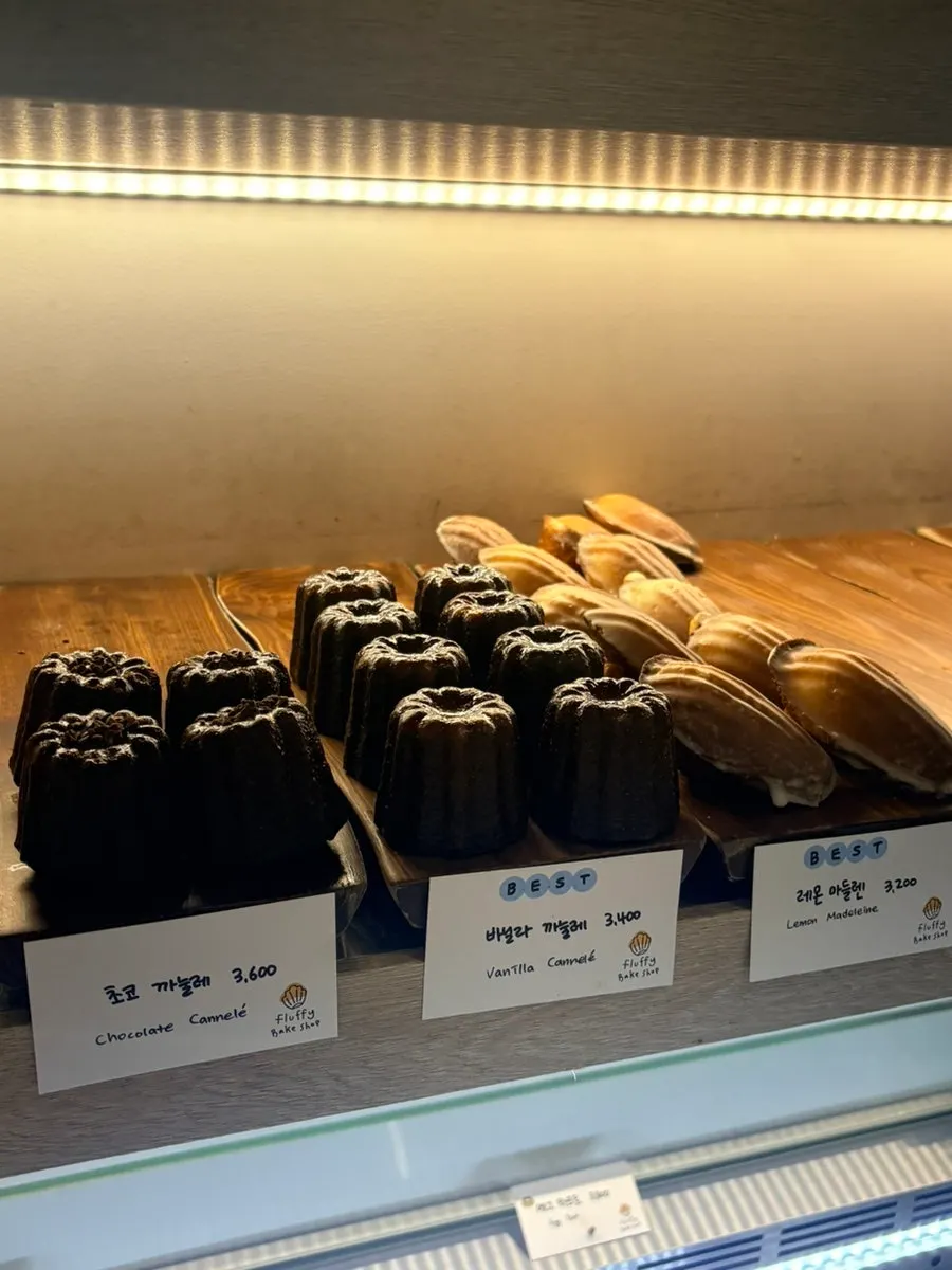 Tables and interior view of Fluffy Bake Shop