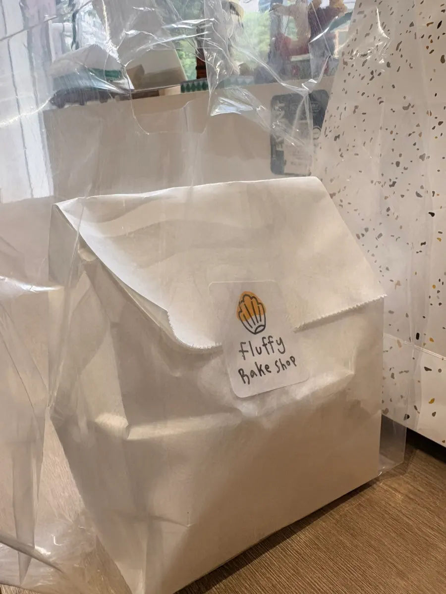 Gift boxes and shopping bags for pastries