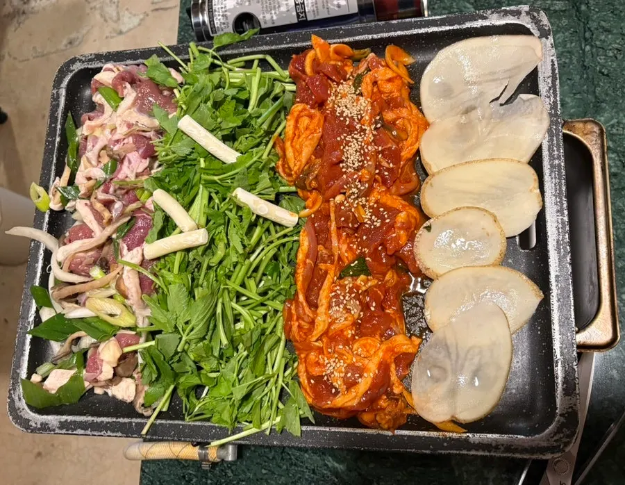 깻잎과 쌈무, 파김치가 담긴 기본 반찬
