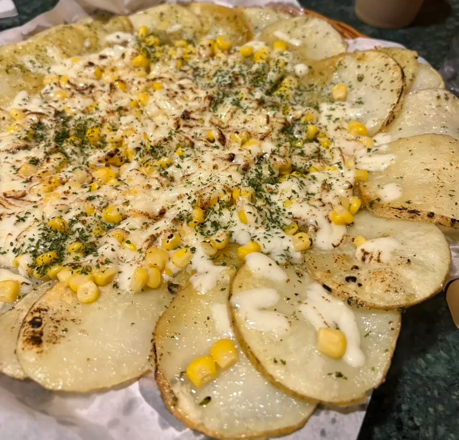 넓은 접시를 채운 공중도덕 치즈 감자전