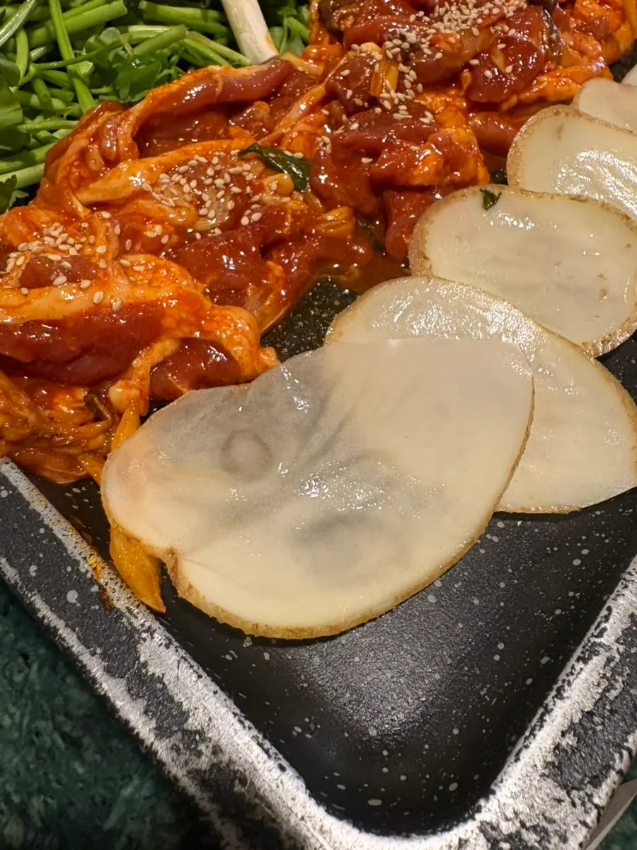 소스에 찍어 먹는 치즈 감자전