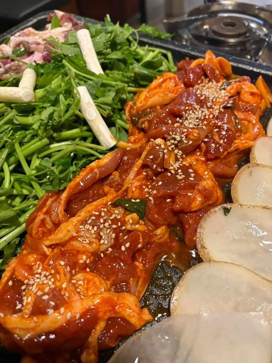 오리주물럭과 치즈 감자전을 번갈아 먹는 장면