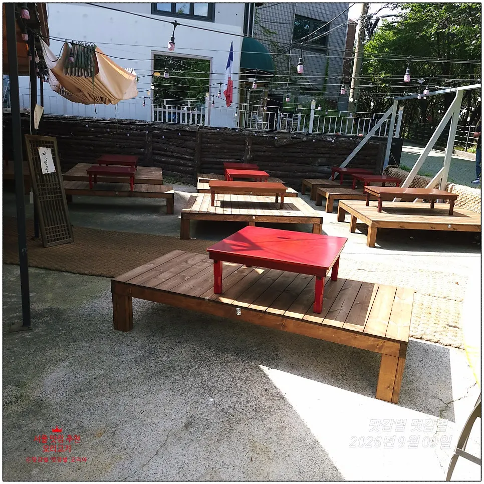 The spacious outdoor patio in front of Gongjung Dodeok