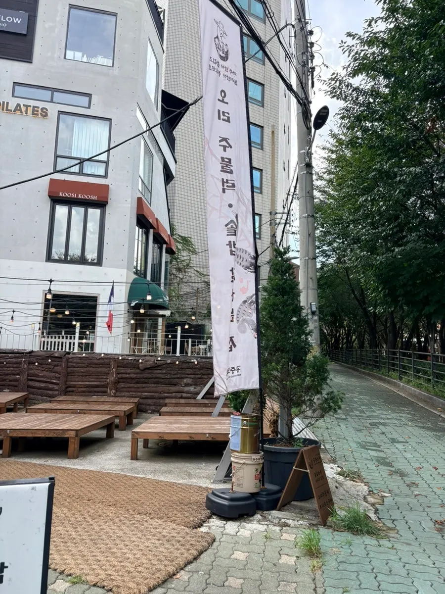Evening street scene around Gongjung Dodeok