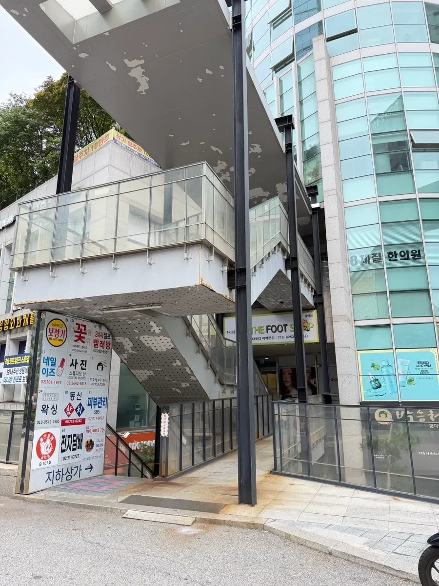 올리브영이 있는 복합상가 입구
