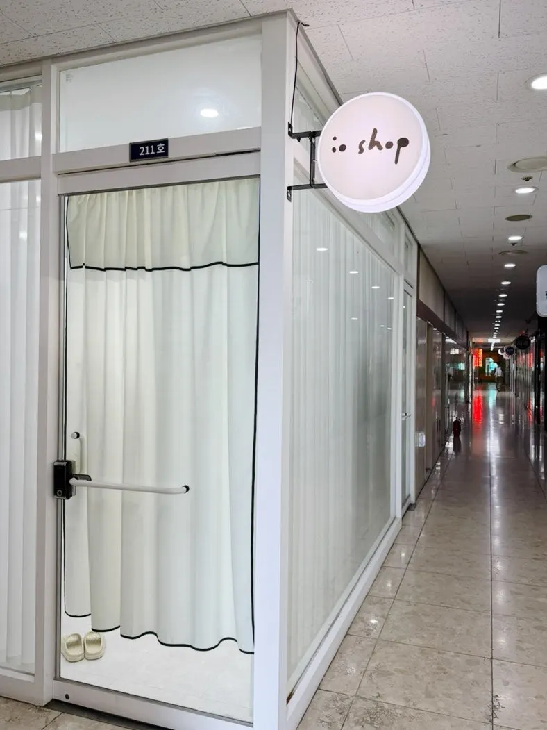 2층 좌측 끝 이요샵 입구
