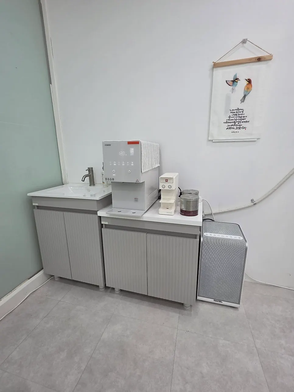 세면대와 옷걸이가 있는 이요샵 편의시설