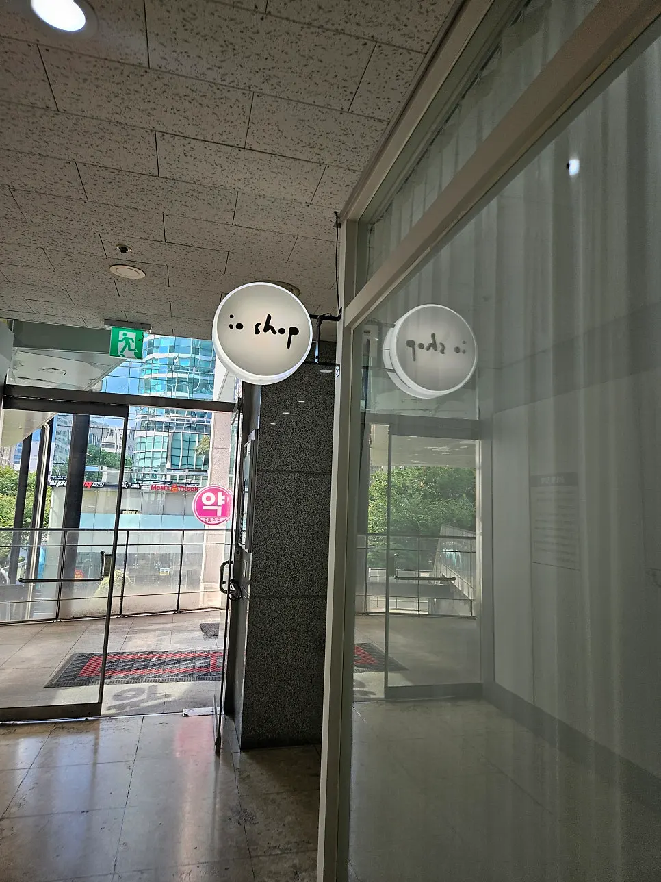 Entrance of Iyo Shop, a lash specialty salon in Gongdeok-dong