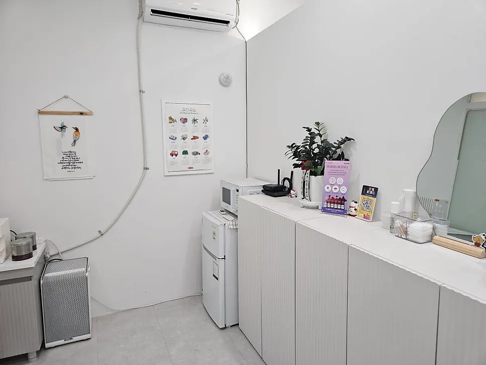 Treatment bed and mirror stations at Iyo Shop