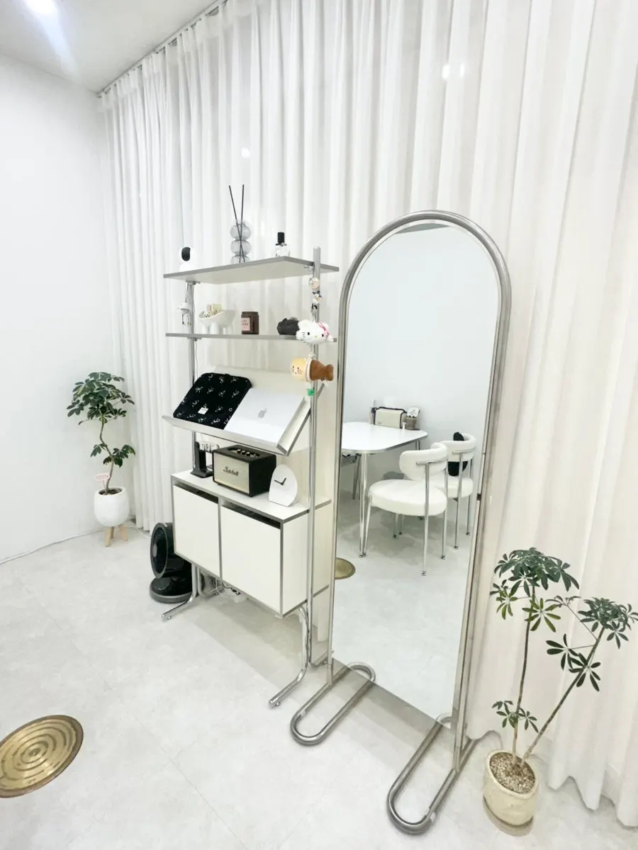 화이트 톤으로 꾸며진 이요샵 내부