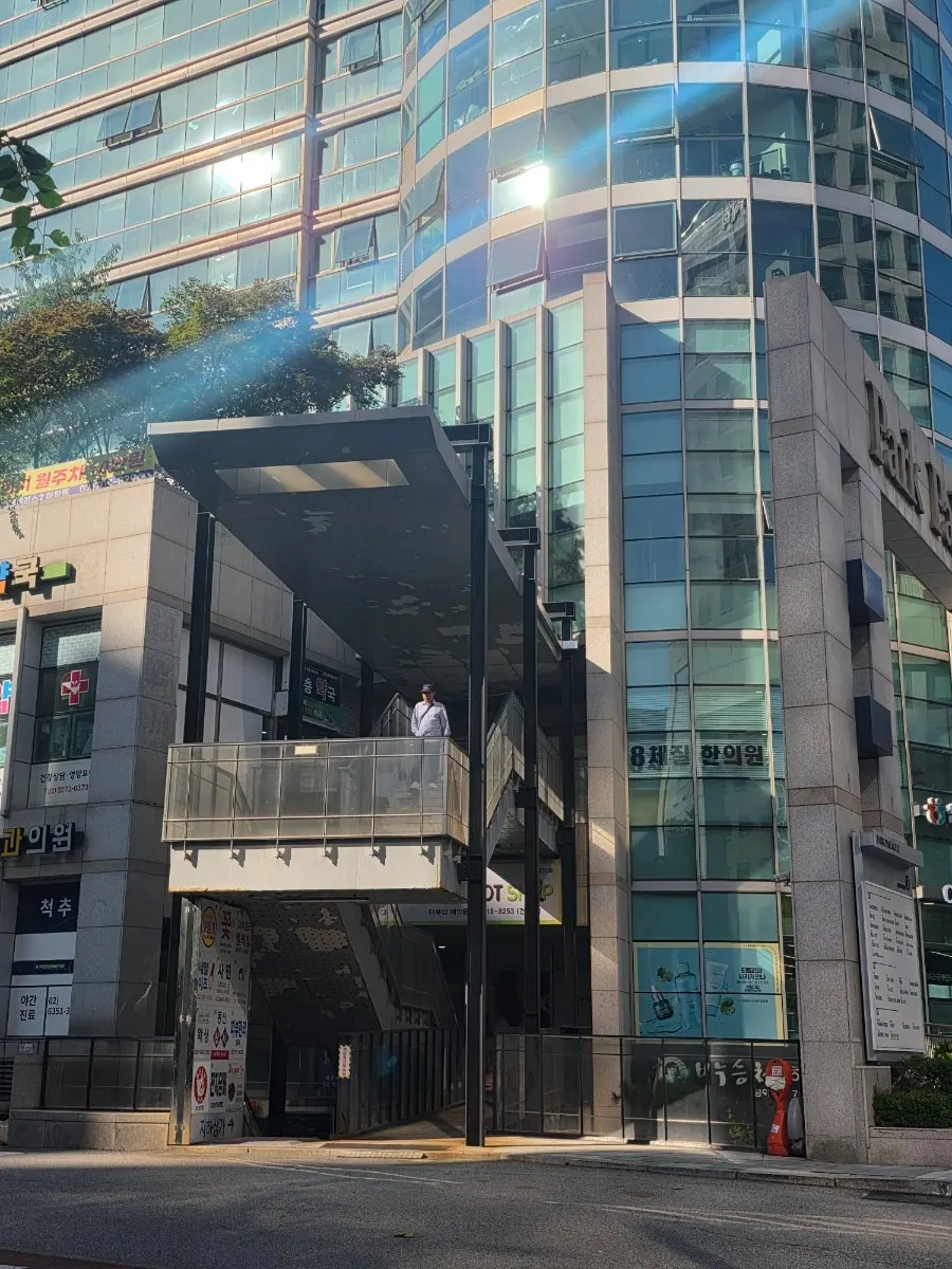 올리브영이 보이는 건물 입구
