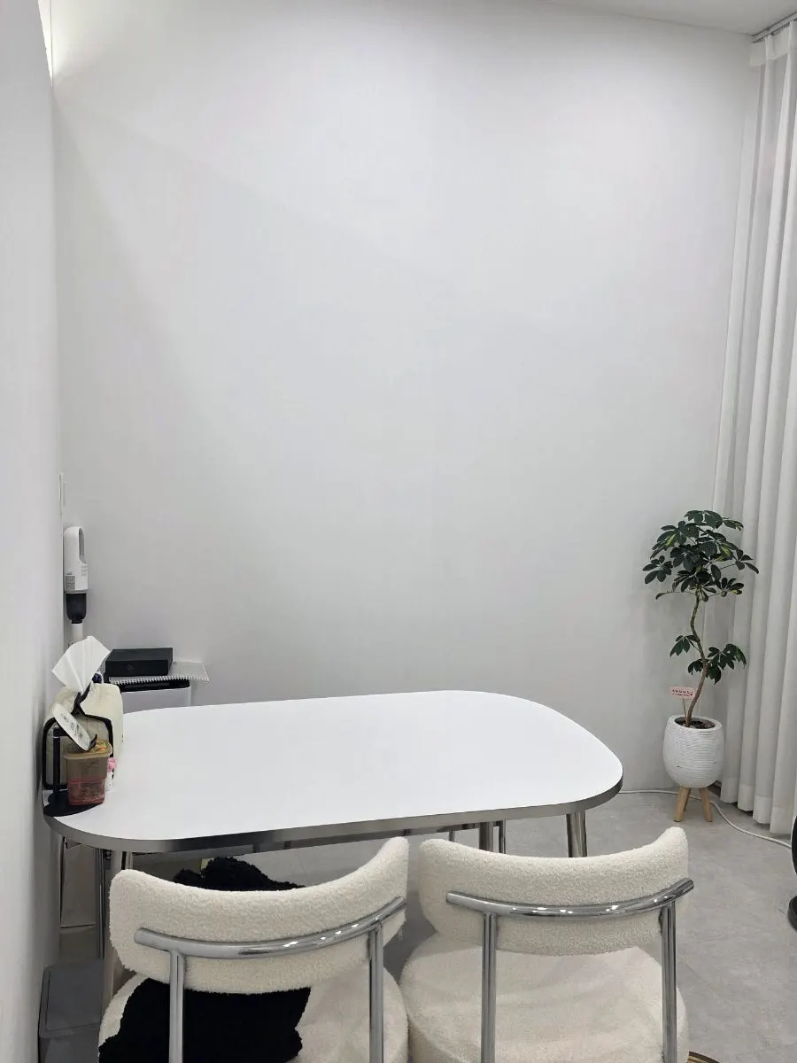 원장님이 직접 진행하는 속눈썹펌 시술 공간