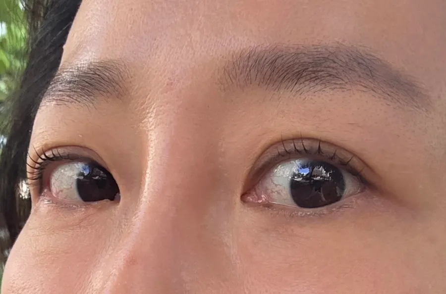 야외에서 클로즈업한 속눈썹펌 결과