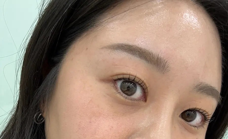 Close-up of the naturally lifted lash curl
