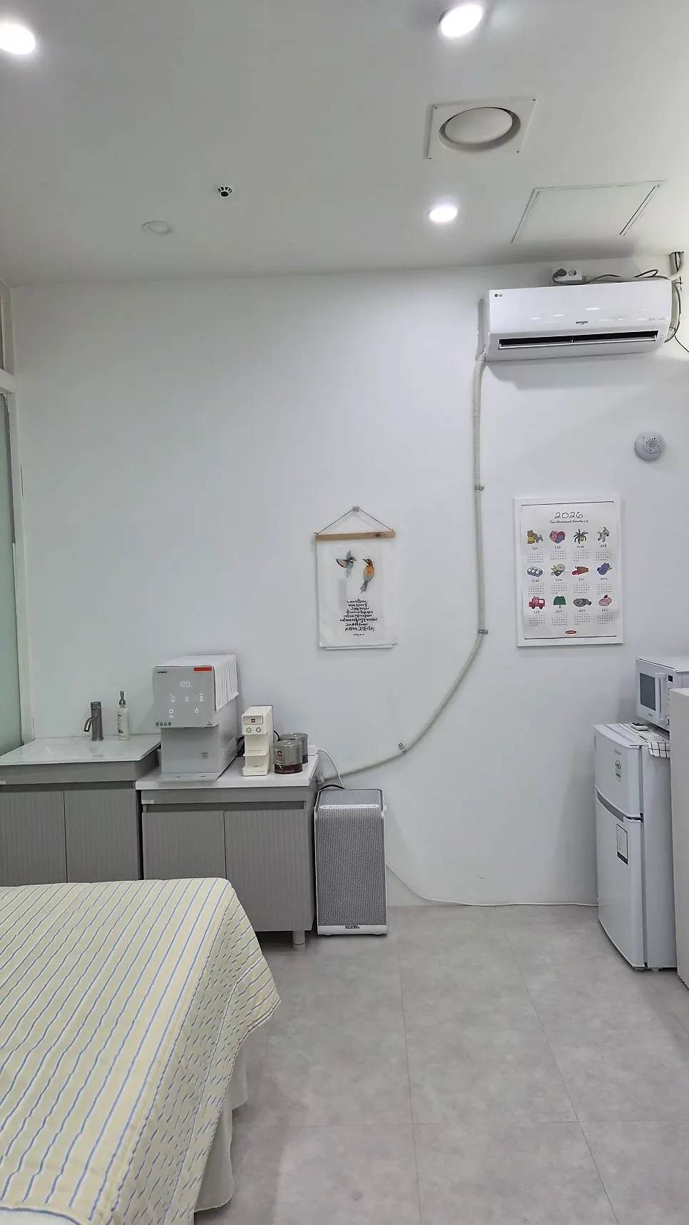 Photo of Iyo Shop's white-toned interior atmosphere