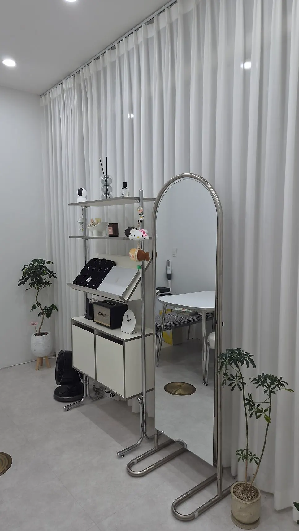 Photo of the neatly maintained space at Iyo Shop