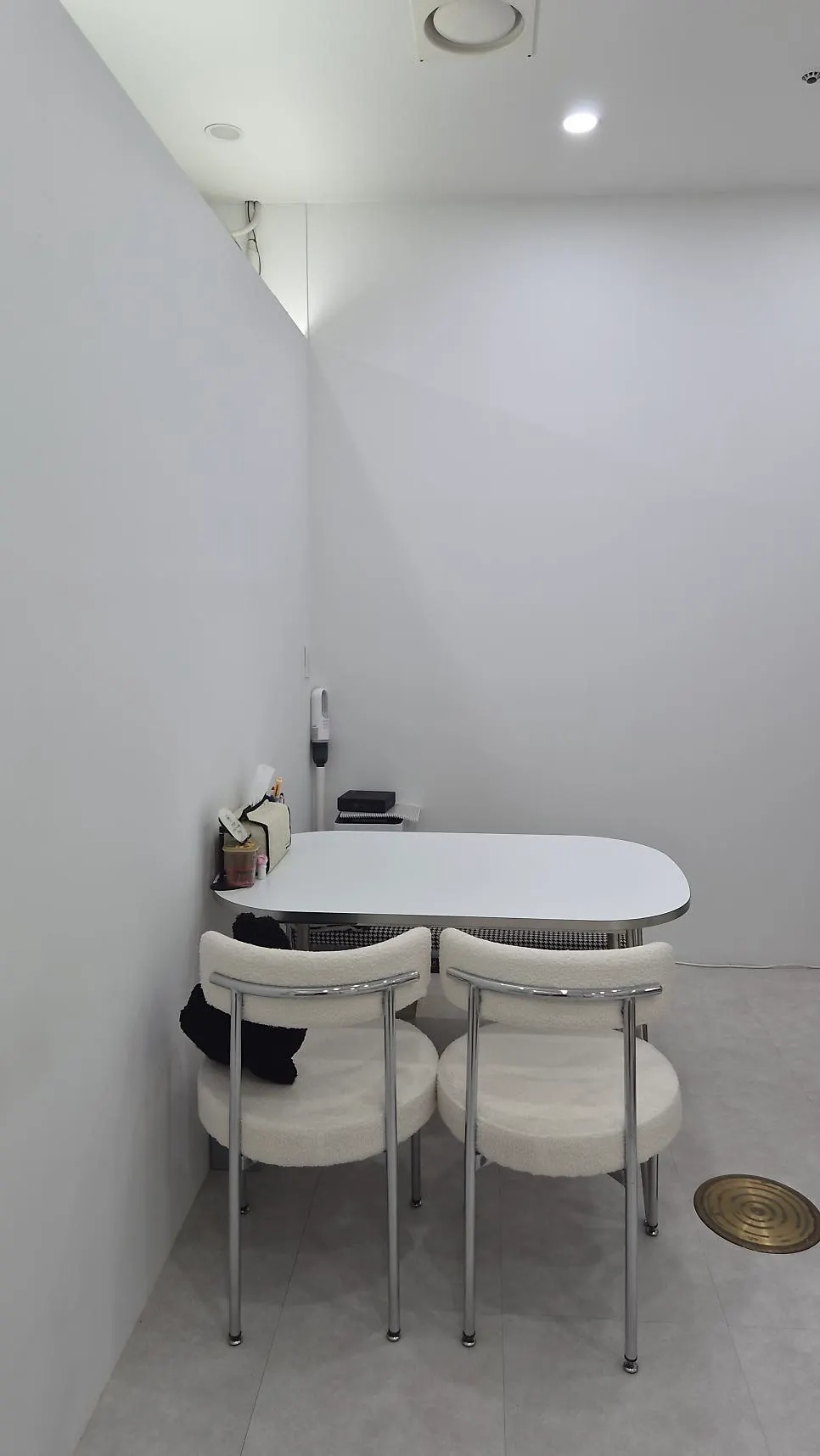 Photo of the waiting area at Iyo Shop near Gongdeok Station