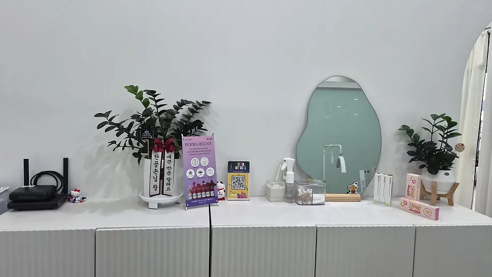 Photo of the salon space organized in white tones