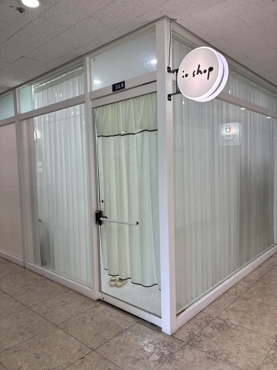 공덕역 3번 출구 인근 파크팰리스 건물 외부 계단