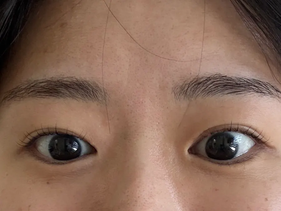 블랙틴팅으로 또렷해진 눈매
