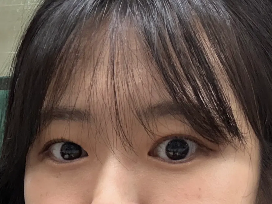 속눈썹 컬 옆모습