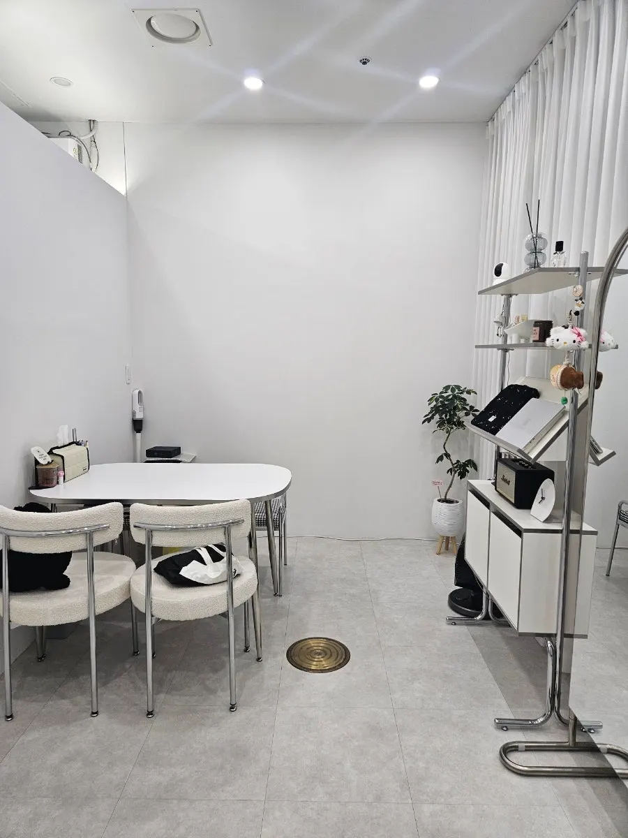 Iyo Shop's treatment bed and neatly arranged bedding