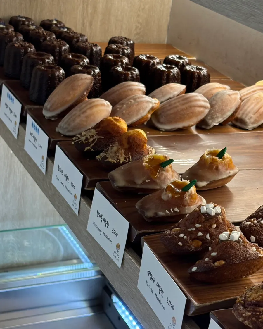 Fluffy Bake Shop, a pastry café near Gongdeok Station