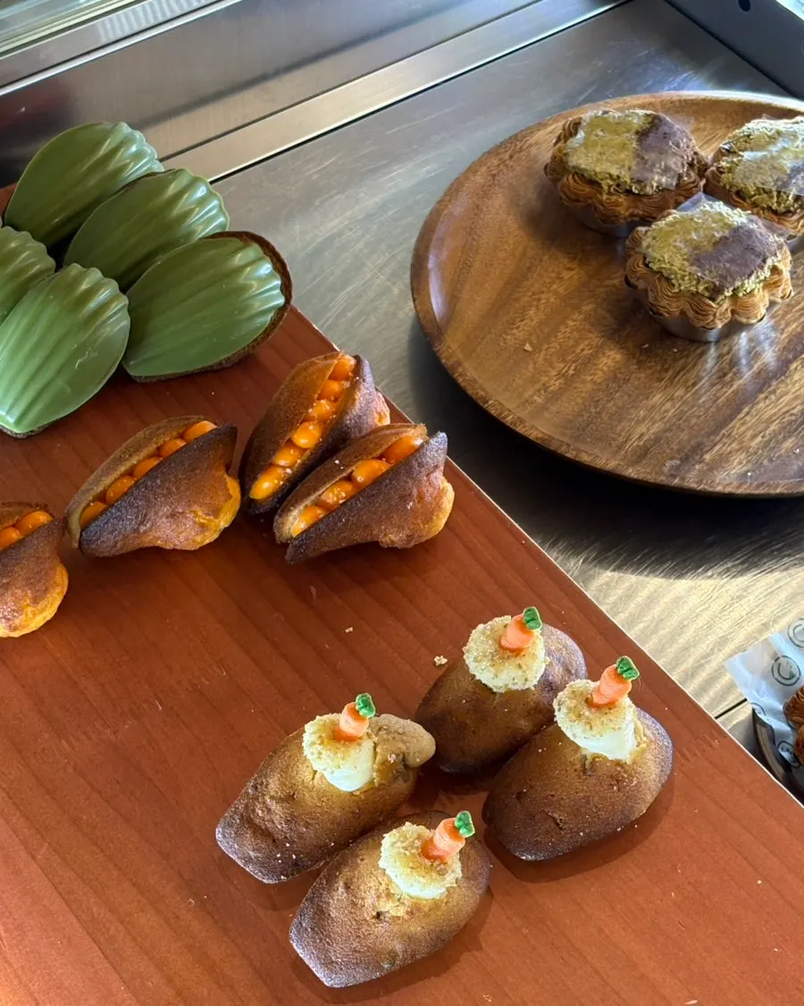 Display shelf with madeleines and financiers