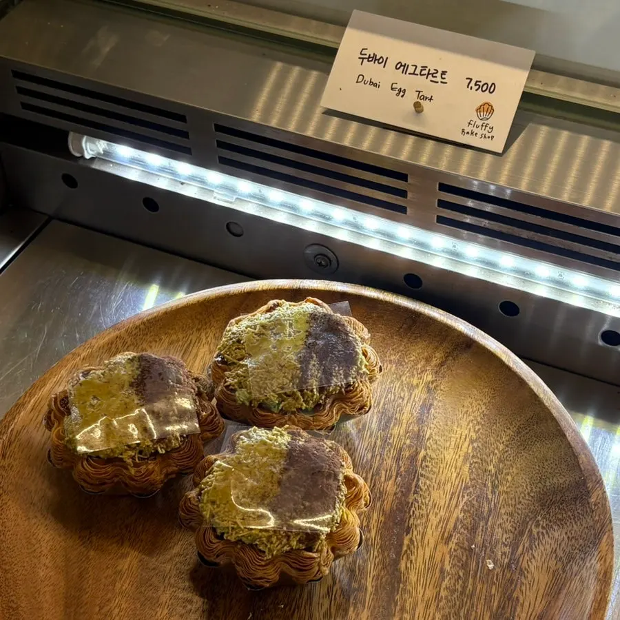 Display shelf with Dubai-style egg tarts