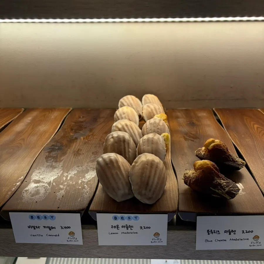 바닐라 까눌레와 레몬 마들렌 진열
