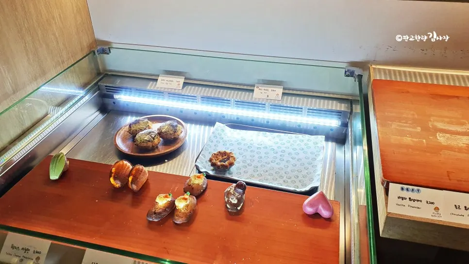 조명 아래 놓인 공덕역 플러피 베이크샵 디저트