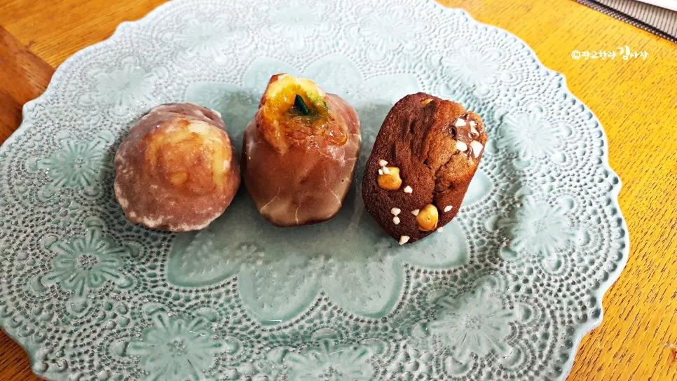하얀 슈거 토핑이 뿌려진 유자 마들렌