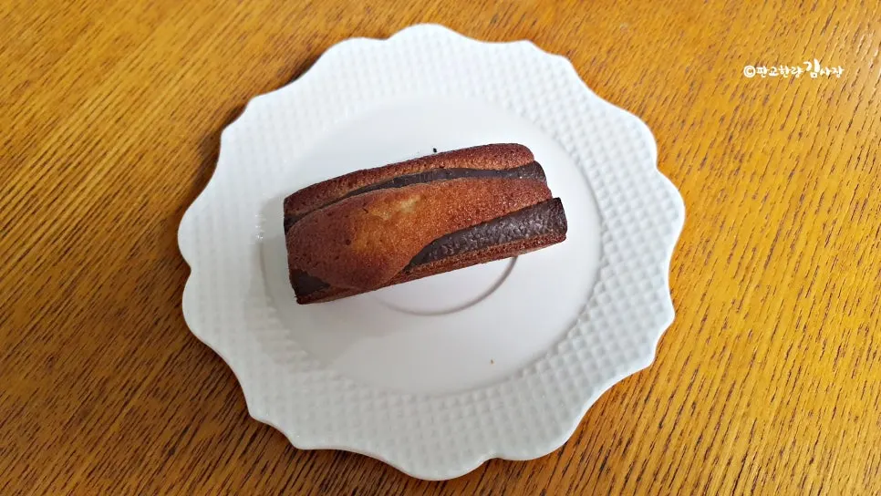 커피와 함께 놓인 플러피 베이크샵 디저트